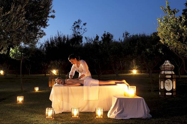 Eine Frau genießt eine Massage unter den Sternen im Freien im Yria Island Boutique Hotel & Spa.