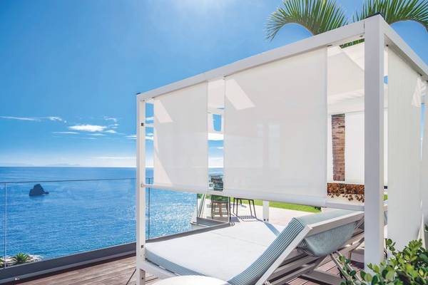 Baia Azul Hotel Terrasse mit Sonnenliege und Aussicht auf das Meer
