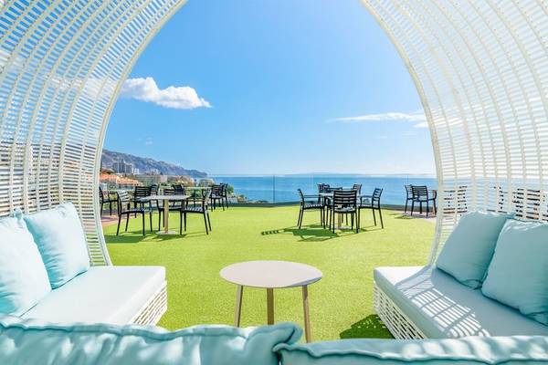 Dachterrasse des Baia Azul Hotels mit Blick auf den Ozean und die Stadt.