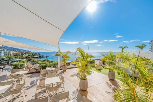 Baia Azul Hotel Terrasse mit Blick auf das Meer und Berge.