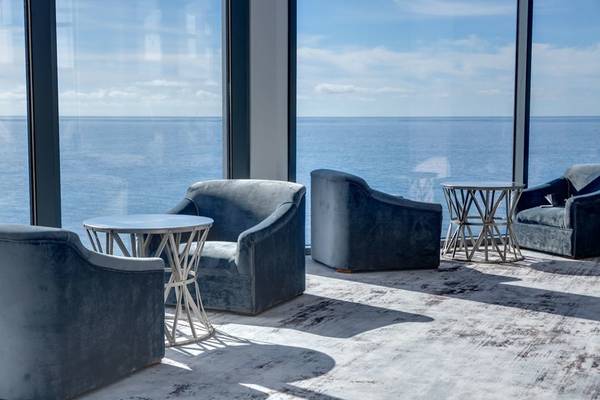 Loungebereich im Baia Azul Hotel mit Blick auf das Meer