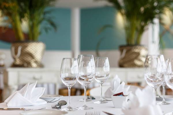 Ein elegant eingerichteter Tisch im Baia Azul Hotel mit Gläsern und Tischdecken.