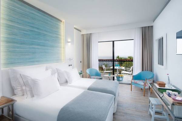 Doppelzimmer im Baia Azul Hotel mit Blick auf einen Balkon und Außenbereich
