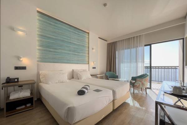 Doppelzimmer im Baia Azul Hotel mit Blick auf den Balkon und das Meer.