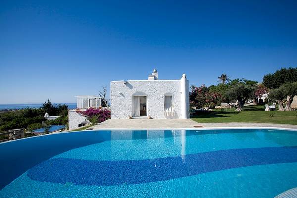 Außenansicht des Yria Island Boutique Hotels mit Swimmingpool und Meer im Hintergrund