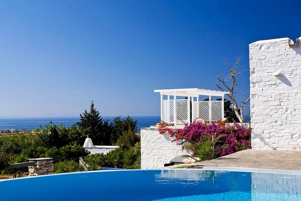 Ein Swimmingpool des Yria Island Boutique Hotel & Spa mit Blick auf den Ozean.