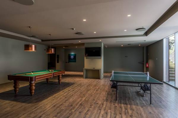 Spielzimmer im Saccharum Hotel mit Billardtisch und Tischtennisplatte