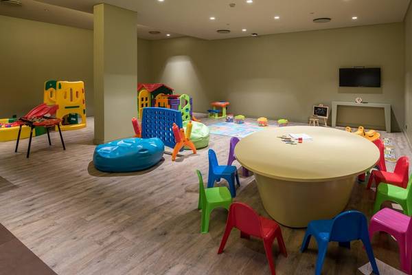 Kinderspielzimmer im Saccharum Hotel mit bunten Spielsachen und einem Tisch.