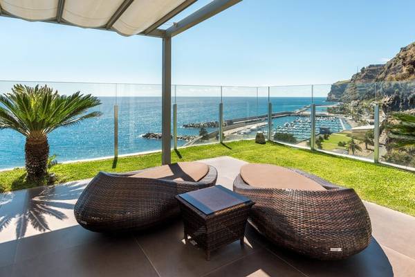 Ausblick vom Balkon des Saccharum Hotels auf das Meer und den Hafen.