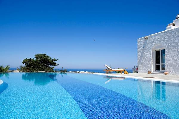 Außenpool des Yria Island Boutique Hotel & Spa mit Blick auf das Meer
