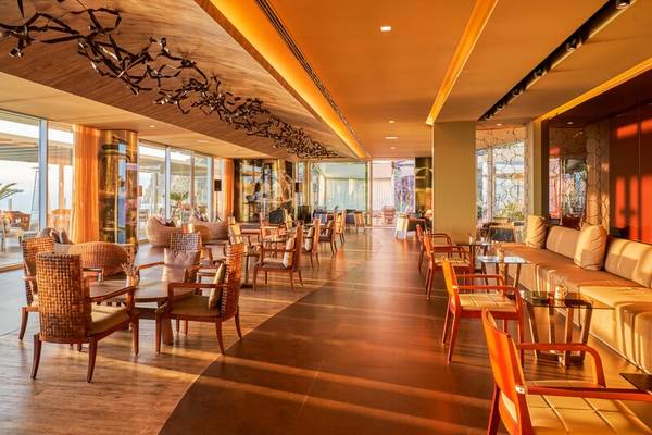 Saccharum Hotel Loungebereich mit Holzboden, Sofas und Tischen