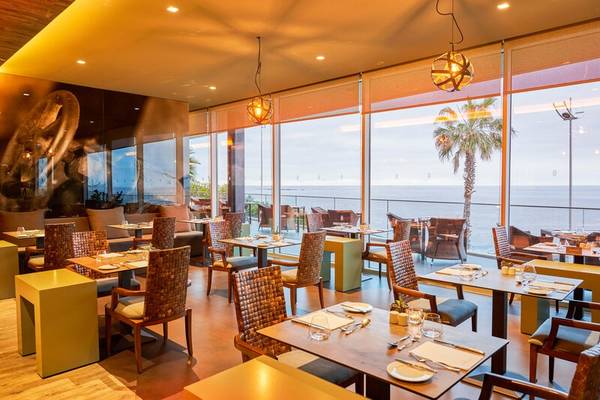 Innenansicht des Restaurants im Saccharum Hotel mit Blick auf das Meer.