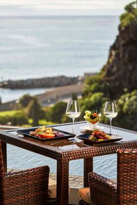 Saccharum Hotel Meerblick Tisch mit Essen und Getränken