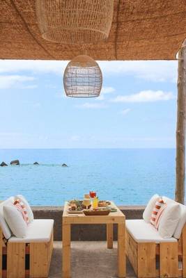 Saccharum Hotel Meerblick Sitzbereich mit Tisch und Kissen