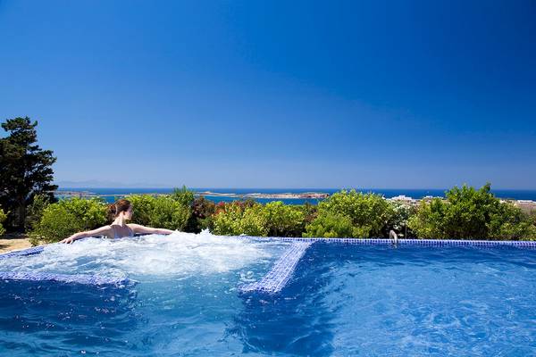 Frau genießt einen Whirlpool im Freien im Yria Island Boutique Hotel & Spa.