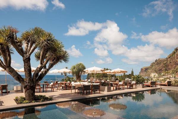 Außenpool und Terrasse des Saccharum Hotels mit Blick auf das Meer.