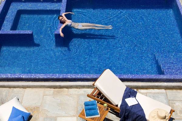 Frau im Pool am Strand des Yria Island Boutique Hotel & Spa