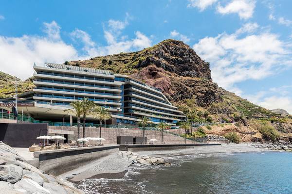 Saccharum Hotel an der Küste mit Blick auf einen Berg und das Meer