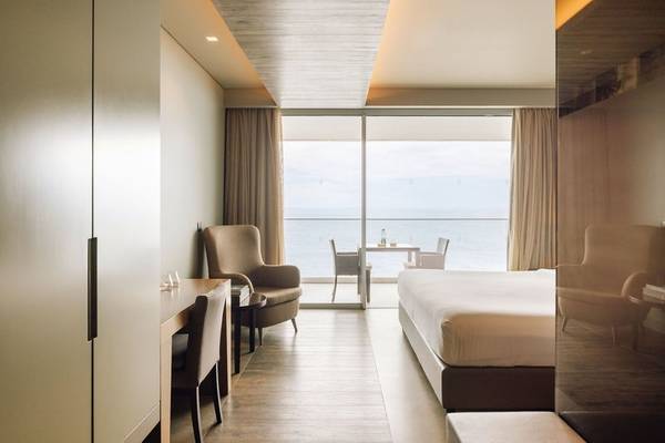 Innenansicht eines Hotelzimmers im Saccharum Hotel mit Blick auf das Meer.