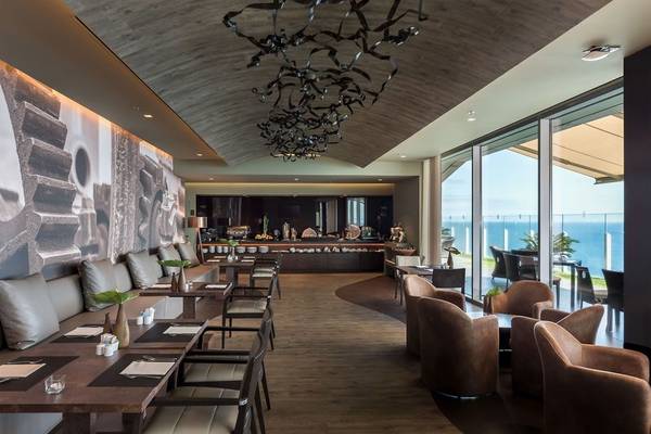 Innenansicht der Lounge im Saccharum Hotel mit Blick auf das Meer.