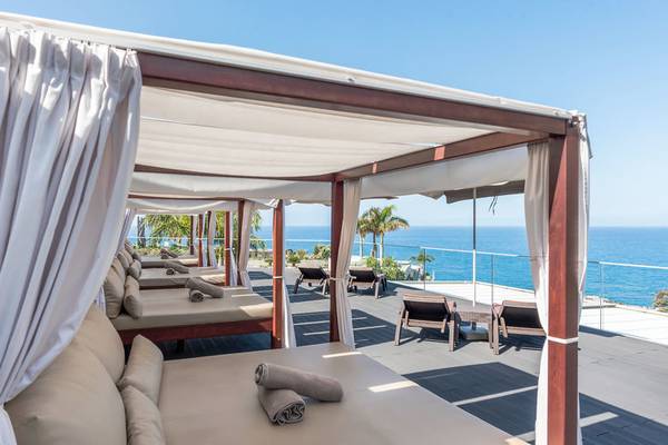 Saccharum Hotel Dachterrasse mit Loungebetten und Meerblick