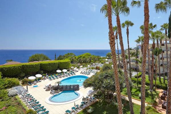 Suite Hotel Eden Mar mit Blick auf den Swimmingpool und das Meer.