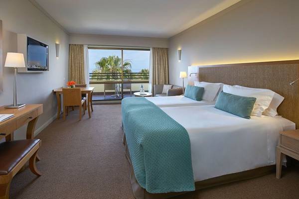Doppelbett-Zimmer im Suite Hotel Eden Mar mit Balkon und Meerblick.