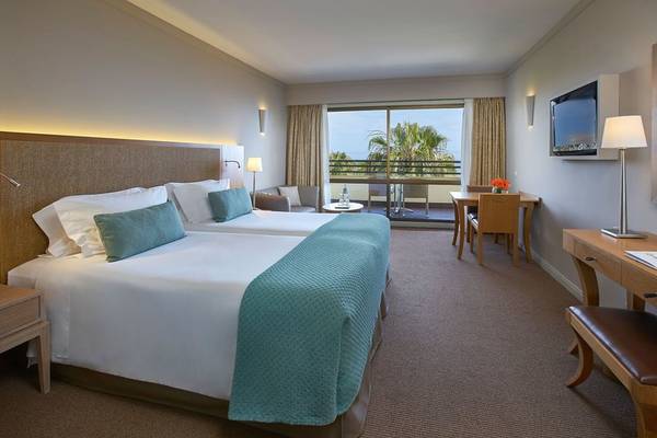 Doppelzimmer im Suite Hotel Eden Mar mit Balkon und Meerblick, inklusive zwei Betten, Schreibtisch und Fernseher.