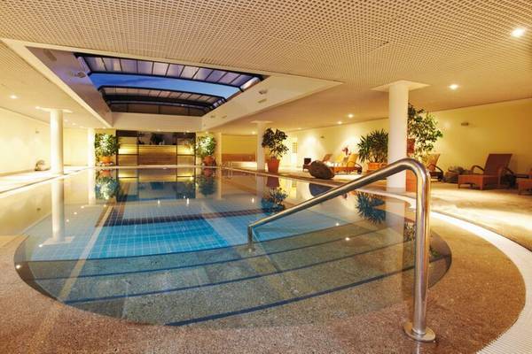 Innenpool des Suite Hotel Eden Mar mit blauen Fliesen und Glasdach