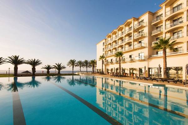 Außenpool und Hotel Vila Galé Santa Cruz am Strand