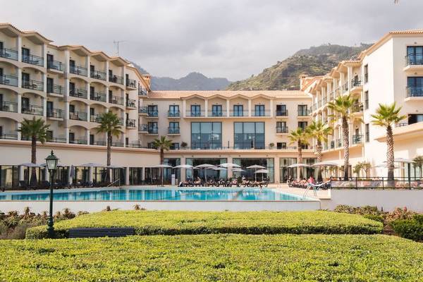 Außenansicht des Vila Galé Santa Cruz Hotels mit Pool und Loungebereich