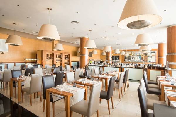 Restaurant im Vila Galé Santa Cruz Hotel mit gedeckten Tischen und Stühlen.