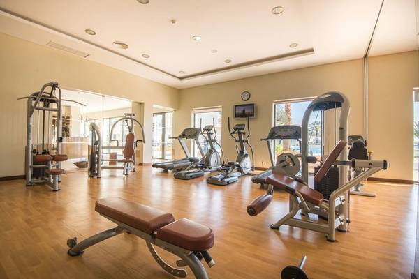 Fitnesscenter im Hotel Vila Galé Santa Cruz mit verschiedenen Trainingsgeräten und großen Fenstern.