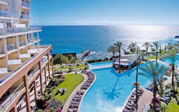 Aussenansicht des Pestana Promenade Hotels mit grossem Pool und Meerblick.