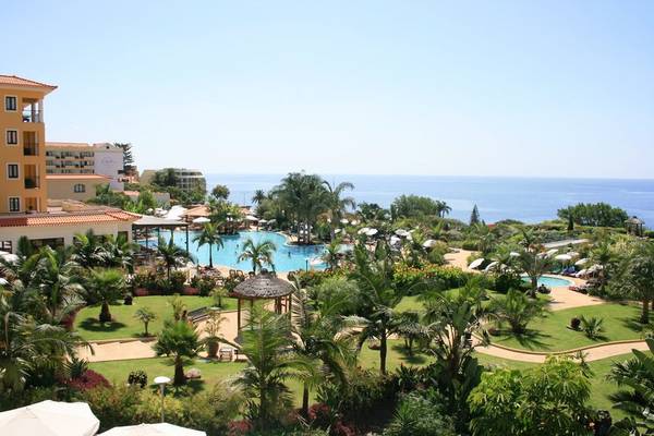 Luftaufnahme des Porto Mare Hotels mit Swimmingpools und Blick auf den Ozean