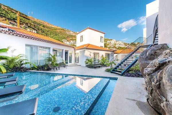 Pool des Pestana Fisherman Village Boutique Hotels mit Blick auf das Meer und die Landschaft.
