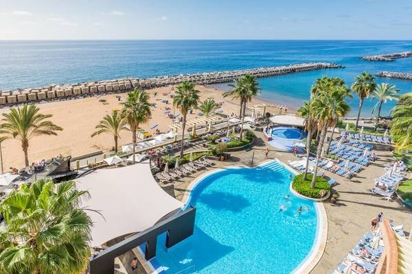 Luftaufnahme des Calheta Beach Hotels mit Poolbereich, Strand und Palmen