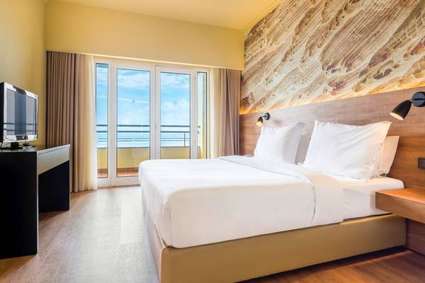 Calheta Beach Hotel Zimmer mit Doppelbett, Fernseher und Balkon