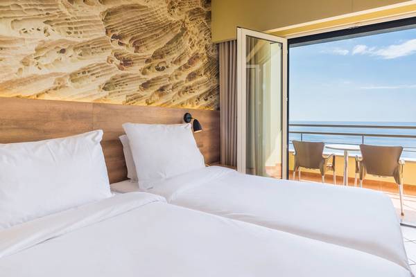 Zimmer im Calheta Beach Hotel mit Blick auf das Meer von der Terrasse aus