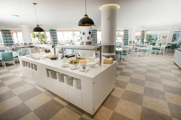Frühstücksbuffet im The Views Oasis Hotel mit verschiedenen Speisen und Getränken.