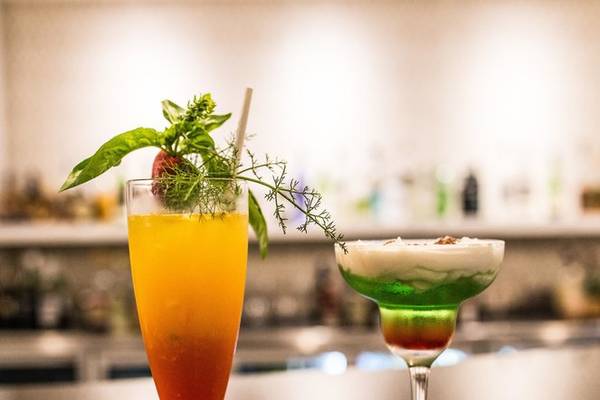 Zwei Cocktails auf der Bar des The Views Oasis Hotel.