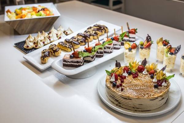 Buffet im Views Oasis Hotel mit verschiedenen Desserts und Früchten.