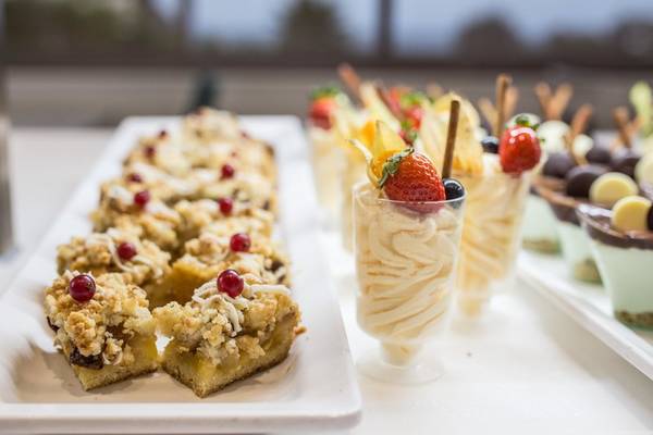 Buffet mit verschiedenen Desserts und Früchten im Views Oasis Hotel.