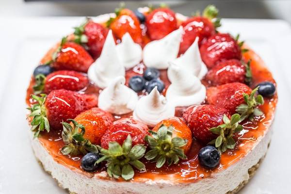 Beerenkuchen im The Views Oasis Hotel mit frischen Erdbeeren und Blaubeeren