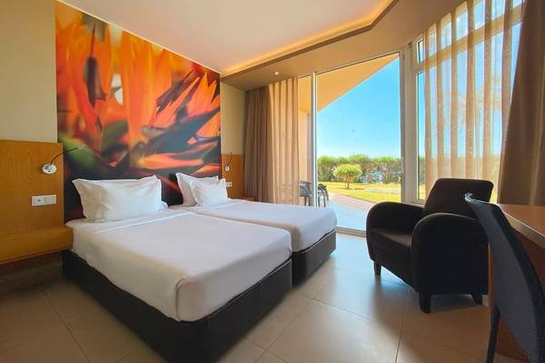 Zweibettzimmer im Views Oasis Hotel mit Blick auf den Garten.