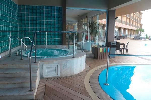 Innenansicht eines Pools im Views Oasis Hotel mit blauen Wänden und einem Whirlpool.