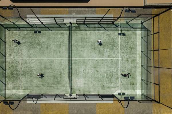 Aussen Tennisplatz im Views Baia Hotel mit Spielern