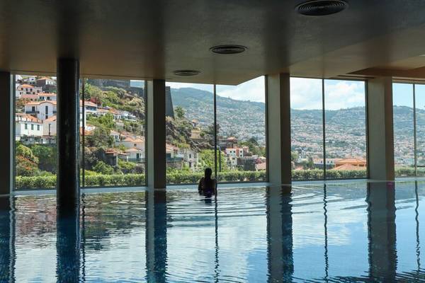 Ein Swimmingpool im Hotel The Views Baia mit Blick auf die Stadt.