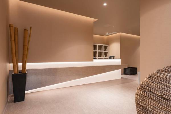 Lobbybereich des The Views Baia Hotels mit modernem Design und heller Beleuchtung.