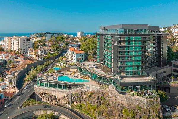 Luftaufnahme des Views Baia Hotels mit Swimmingpool und Meerblick